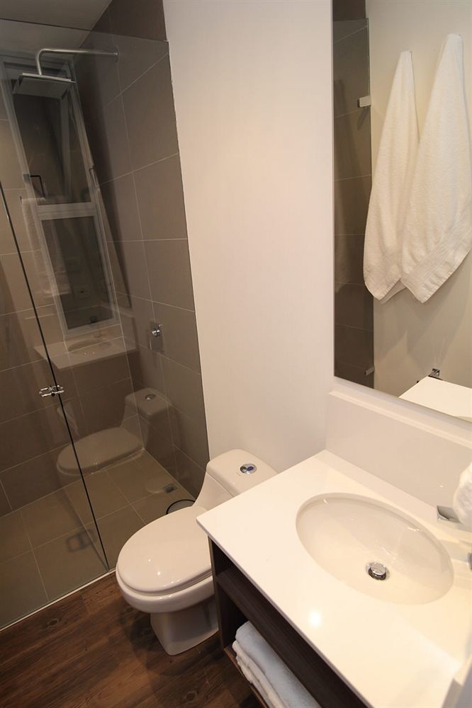 Sites Hotel Medellin Luaran gambar A shower with a sliding door