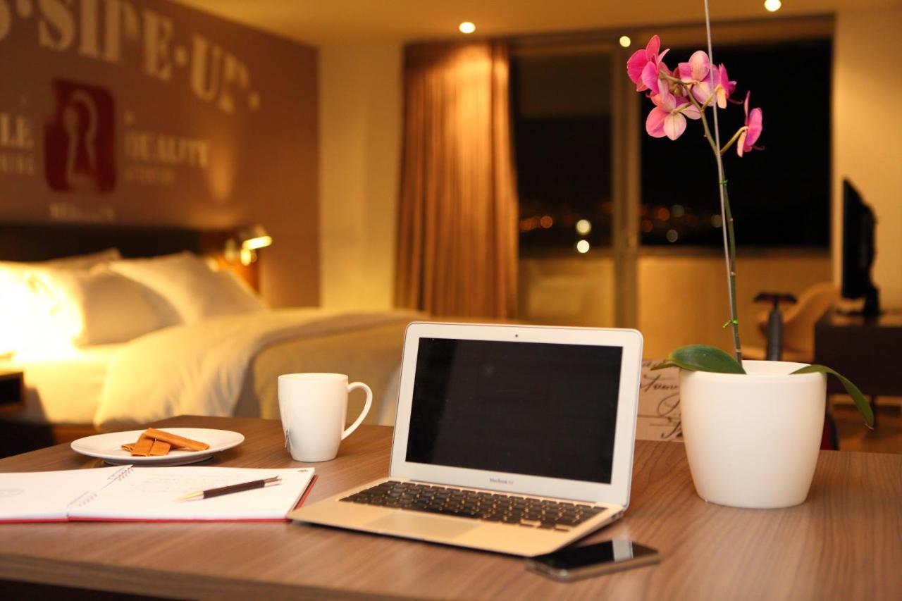 Sites Hotel Medellin Luaran gambar A laptop computer